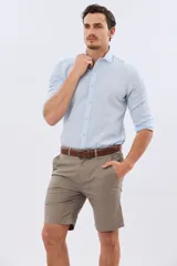 Bermuda de gabardina liviana color beige, de corte clásico y recto, con bolsillos laterales y traseros.