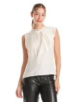 Blusa sin mangas color blanco, confeccionada en crepe con acabado satinado. Presenta un cuello alto decorado con mostacillas y una sobrecapa drapeada en el frente. La espalda cuenta con una abertura tipo gota y cierre de botón.