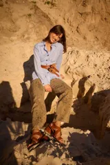 Jean de tiro medio con silueta recta levemente acampanada, confeccionado en gabardina con estampado animal print tipo cowhide.