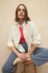 Camisa blanca texturizada de manga larga y cuello mao, con botones de nácar.