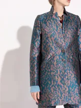 Saco de poliéster con estampado animal print en tonos azul y marrón. El diseño de broches es exclusivo de esta colección.