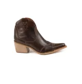 Bota tipo texana de caña baja, confeccionada en cuero natural color marrón chocolate. Presenta costuras decorativas en contraste, punta afilada y taco cuadrado de madera. Cuenta con cierre lateral para facilitar su colocación.