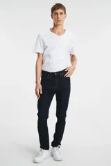 Pantalón de jean azul oscuro, de corte skinny, tiro medio y calce ajustado.