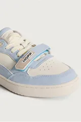 Zapatillas urbanas Hoff modelo Pixel, color celeste y blanco, con ajuste de cordones y tira de velcro con el logo de la marca.