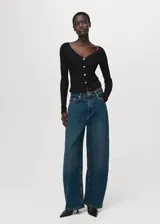 Cardigan de punto fino con textura acanalada, color negro, cuello en pico y cierre frontal con botones. Presenta mangas largas y un ajuste entallado al cuerpo.