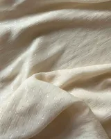 Falda midi acampanada de gasa color crema con estampado geométrico en lúrex y forrería de seda.