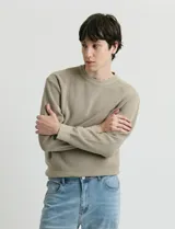 Sweater de punto con textura en color verde oscuro, de cuello redondo y manga larga.