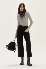 Polera de cuello alto a rayas horizontales finas, con mangas largas y calce ajustado al cuerpo. Presenta un pequeño bordado en el pecho.