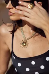 Collar dorado tejido de 45 cm con extensión en acero quirúrgico hipoalergénico de 5 cm + dije de 5 cm de acero quirúrgico hipoalergénico con forma de sol.