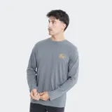 Remera de manga larga color gris, con cuello redondo y pequeño logo de la marca Reef estampado en color amarillo sobre el pecho.