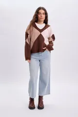 Sweater de punto con cuello en V, manga larga y diseño geométrico de rombos en tonos marrón, tostado y rosado.