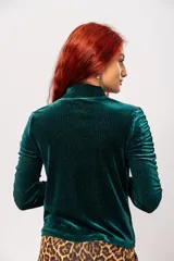 Polera de manga larga color verde petróleo con detalle de drapeado en las mangas. Confeccionada en terciopelo velvet con lurex.