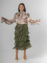 Maxi falda color beige con flecos escalonados y diseño de capas, confeccionada en tela elastizada con cintura elástica.