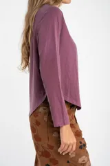 Remera de manga larga con cuello redondo, confeccionada en algodón lavado con efecto desgastado. Presenta un corte oversize y una textura suave y resistente.