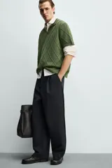 Polo regular fit verde de punto de algodón, con cuello solapa, abertura frontal y diseño de calados geométricos en rombos.