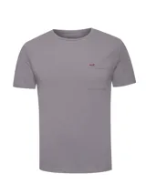 Remera RKF de algodón reciclado color lila, de manga corta, con cuello redondo y un bolsillo aplicado en el pecho con detalle de bordado pequeño.