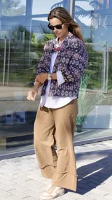 Pantalón tipo palazzo de pana color tostado, con corte amplio y detalle de ruedo deshilachado.