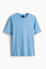 Remera de punto de algodón liviano en color celeste, con cuello redondo y mangas cortas de corte estándar.