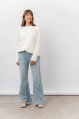 Jean wide leg de tiro alto con calce relajado, costura frontal decorativa y bolsillos funcionales. Confeccionado en denim con interior afelpado para mayor abrigo.