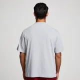Remera gris de Saucony con logo de la marca estampado en el pecho en color bordó.