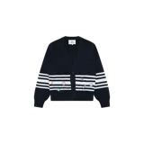 Cardigan de punto azul marino de Eme Studios, con escote en V y cierre frontal de botones oscuros. Presenta tres franjas blancas horizontales en la parte inferior del torso y en las mangas, decorado con pequeños parches estilo pins bordados.