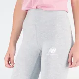 Calza deportiva New Balance de tiro alto, confeccionada en tejido de algodón con elastano. Presenta un diseño ajustado con el logo de la marca estampado en la cadera.
