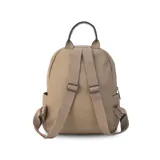 Mochila de tamaño mediano confeccionada en símil cuero color beige, con doble bolsillo frontal con cierre metálico, asa de mano superior y correas regulables de cinta tejida.
