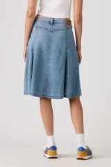 Falda midi de denim en tono azul claro, con diseño acampanado y paneles verticales tipo godet.