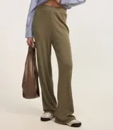 Pantalón de corte recto y tiro alto, confeccionado en tejido de punto texturizado con acabado suave. Presenta cintura fija y diseño de pierna ligeramente ancha.