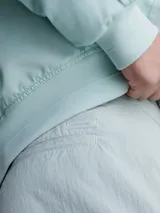 Bermuda cargo color celeste, de corte holgado, con bolsillos laterales y traseros.