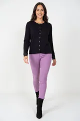 Pantalón de corte chupín en color violeta, con bolsillos delanteros funcionales y falsos bolsillos traseros. Presenta cierre frontal con botón y costuras reforzadas.