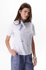 Remera gris melange de algodón con estampado de moldes de costura en negro.