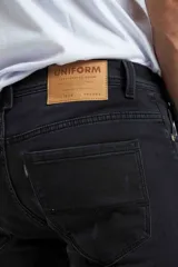 Jean negro de corte ajustado.