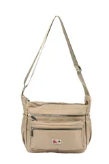 Bandolera de nylon color beige con múltiples compartimentos con cierre, bolsillos laterales elásticos y correa ajustable y desmontable.