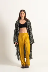 Kimono bata largo con estampado animal print en tonos verde, negro y beige. Tiene bolsillos laterales amplios y lazo a la cintura.