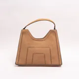 Cartera tipo shopper de cuero sintético color khaki, con diseño estructurado, asa de hombro y detalles perforados en los bordes y en la parte frontal.
