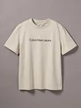 Remera de algodón regenerativo con cuello redondo y manga corta. Presenta el logo de la marca estampado en el centro del pecho.