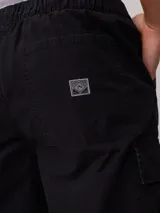 Pantalón cargo color beige, corte holgado, confeccionado en sarga de algodón.