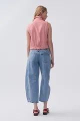 Camisa corta sin mangas con estampado a rayas rojas y blancas, bolsillo con bordado y detalles a contratono.