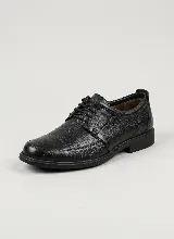 Zapato de vestir tipo derby, confeccionado en cuero legítimo color marrón oscuro, con cordones al tono, costuras reforzadas y suela de goma negra.