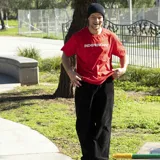 Remera negra de algodón con logo de Etnies en el cuello y estampado frontal con el logo de Independent en color blanco.