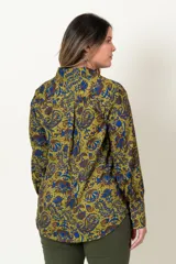 Camisa de manga larga con estampado paisley en tonos verde oliva, azul y marrón.