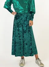 Pollera midi de terciopelo azul con corte evasé en gajos.