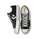 Zapatillas urbanas de caña baja Converse Star Player 76, de lona negra con detalles en blanco, como el logo de estrella y galón en el lateral y la suela de goma.