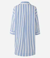 Salida de playa tipo camisa confeccionada en voile de algodón, con diseño de rayas verticales en tonos celeste y blanco, cuello tradicional y mangas 3/4.