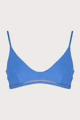 Top de bikini triángulo color azul con breteles finos y banda inferior de red.