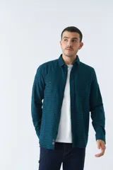 Camisa de viyela a cuadros azul y negro, de corte slim fit, manga larga, con dos bolsillos frontales con botón y logo bordado.