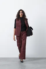 Polera de algodón color blanco, con cuello alto y mangas tres cuartos. Presenta un diseño ajustado al cuerpo con costuras decorativas en las sisas.