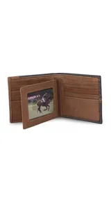 Billetera de cuero para hombre con diseño bicolor, combinando tonos marrón y negro. Cuenta con solapa central, múltiples ranuras para tarjetas, compartimento para billetes y visor transparente. Presenta el logo de la marca grabado en el frente.
