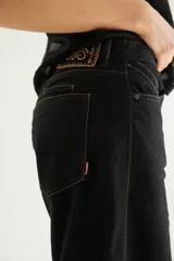 Pantalón wide leg de tiro medio con bolsillos delanteros y traseros, confeccionado en mezcla de lino y algodón.